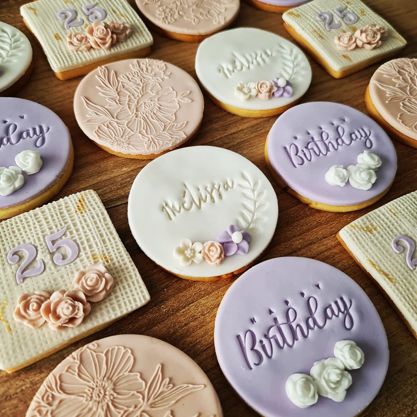 Biscuit anniversaire girly personnalisé - Les biscuits de Théa